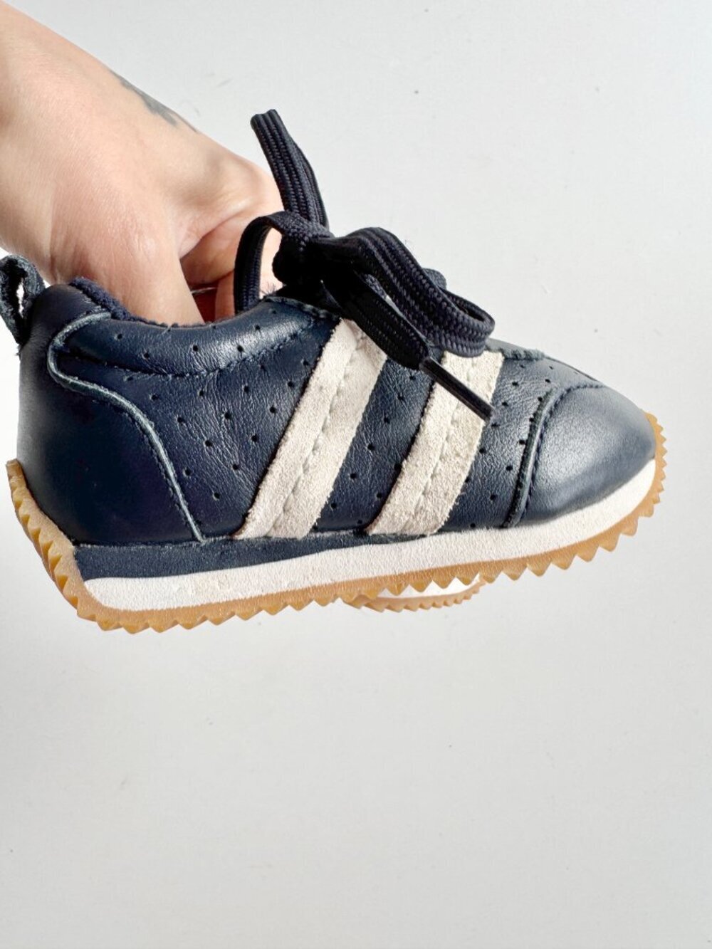 Kids' BABY GAP Navy Blue Leather White Striped Sneakers, Size 5 - Picture 4 of 11